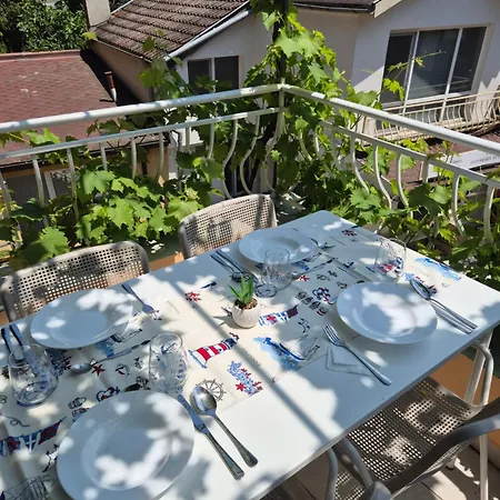 Yes Apartment Warna